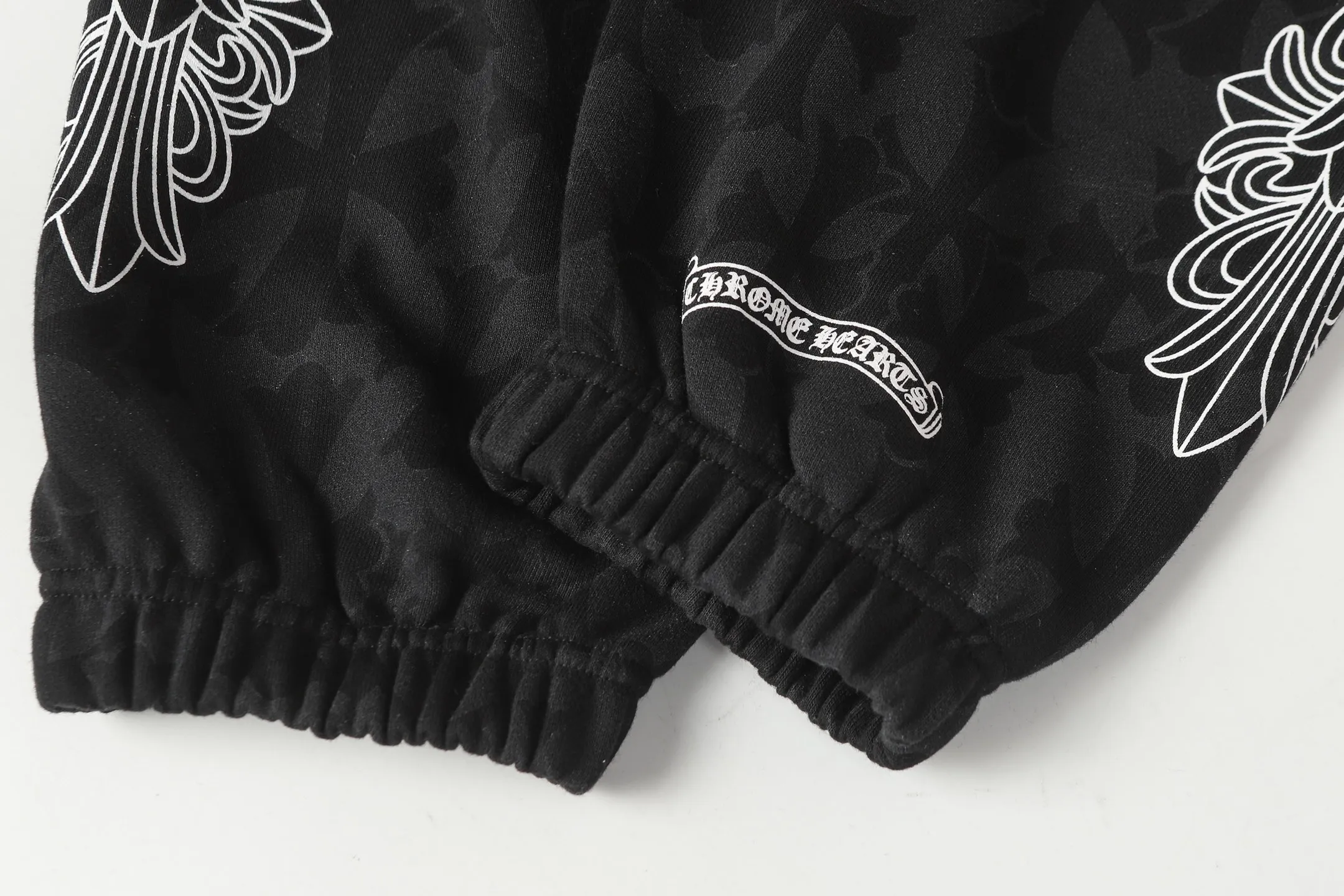 P280 #W5004 cross-border model. Those who pursue quality, please do not place an order. -Chrome Hearts/Chrome Hearts dark pattern all-over Sanskrit letter printed trousers, casual pants and sweatpants -High weight, high density and high quality. The wool is soft, delicate and skin-friendly. It feels soft and silky. It has excellent warmth and skin-friendly properties.